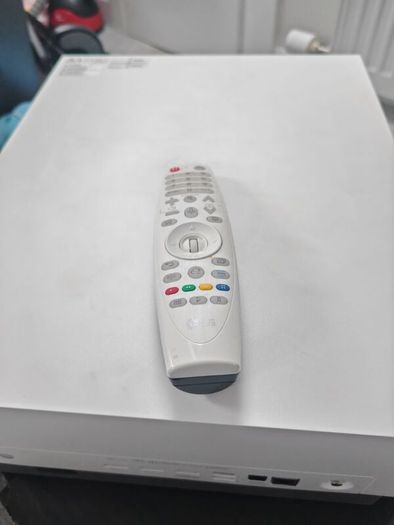 LG HU810pW UHD projector