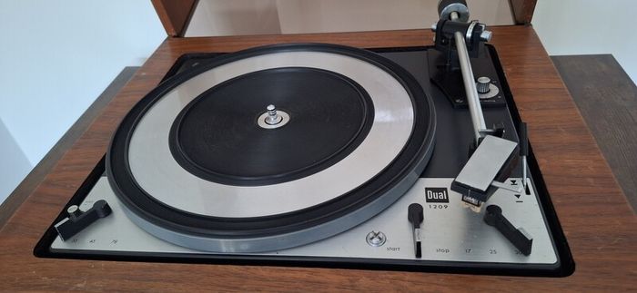 Dual 1209 Turntable/Record Player