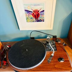 Steepletone wooden turntable, brand new needle, selling as speakers don't work anymore, i bought connectors, maybe i haven't cut the wires enough, everything else works fine, I'll supply the connectors so all it needs is speakers