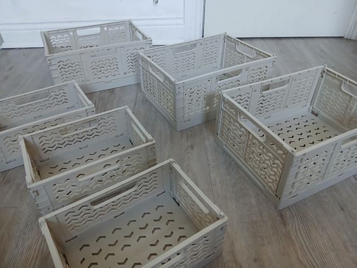 9 x Foldable storage crates 6 x small and 3x medium 6e for the lot