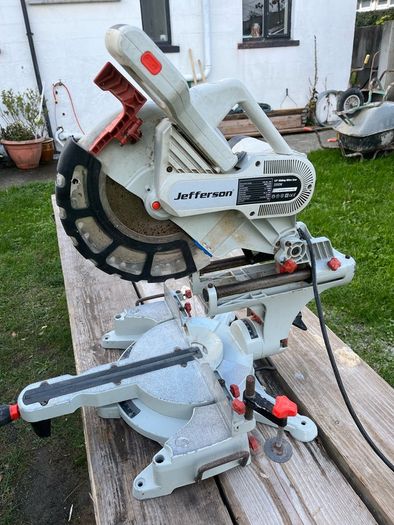 cross cut mitre saw