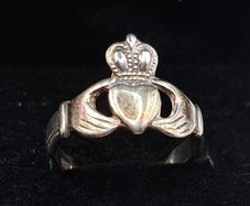 Vintage sterling silver claddagh ring
