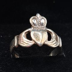 Vintage sterling silver claddagh ring
