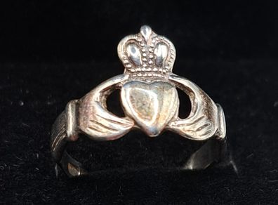 Vintage sterling silver claddagh ring
