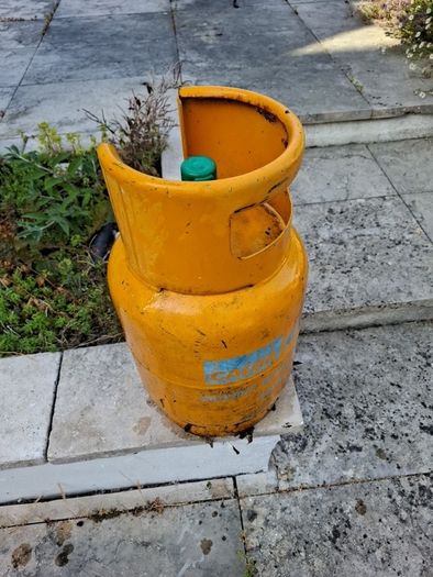 Calor Gas Cylinder ( Small one 6kg) mostly full