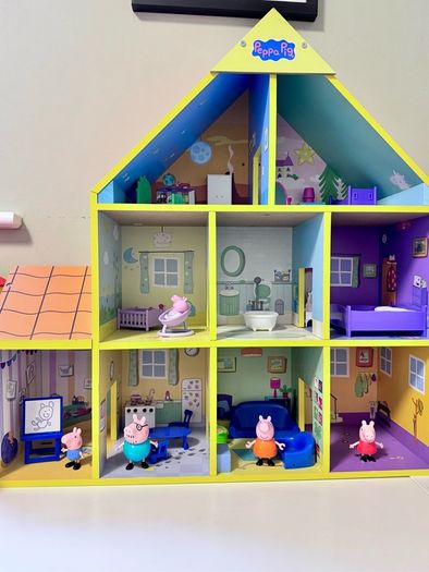 Peppa Pig wooden house with Baby Evie RRP 69.99