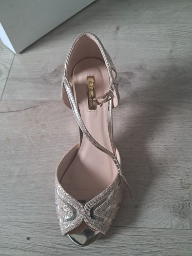 Gold heeled peeptoe Sandal Glamour footwear