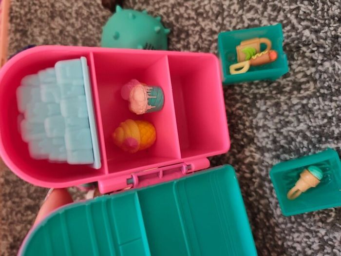 Dolls L.o.l . Suprise Squish Sand House
