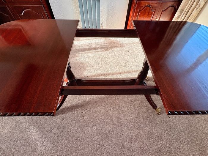 Large Mahogany Dining Table and Chairs (6x) - Expandable / Excellent Condition