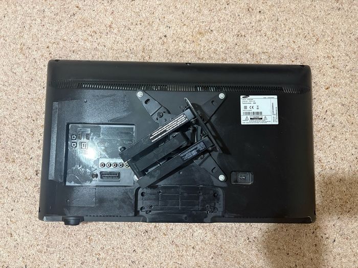 Samsung 32 inch TV with full motion wall mount bracket