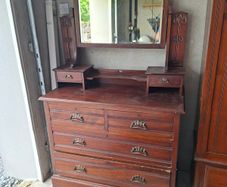 Set of drawers & mirror top