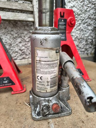 4 Ton Bottle Jack & 2 Ton Axle Stands. Excellent Condition