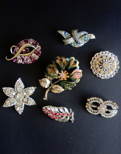 Collection of seven vintage costume brooches