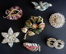 Collection of seven vintage costume brooches