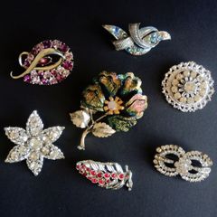 Collection of seven vintage costume brooches