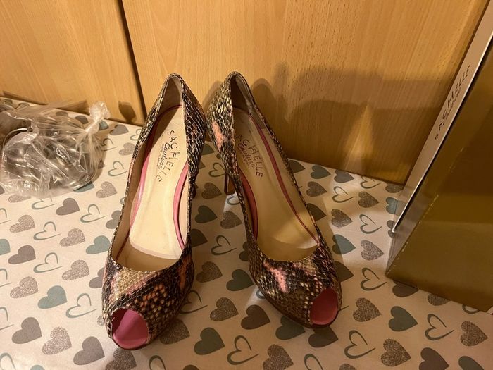 Ladies shoes size 5