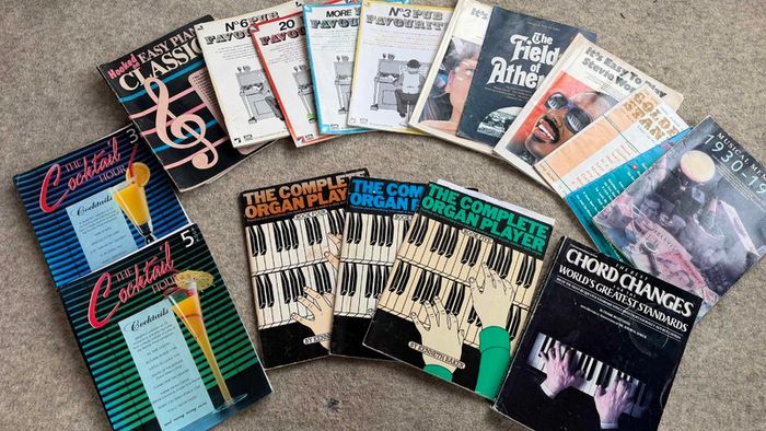 Technics SX-GX5 Organ with bench, Manual, Sheet Music and more.
