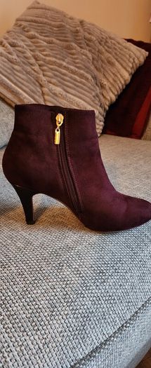 Gorgeous pair of Plum/Purple boots from Kate Appleby size 5