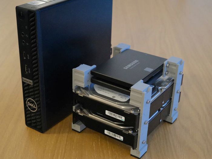 3.5" and 2.5" HDD and SSD stacking