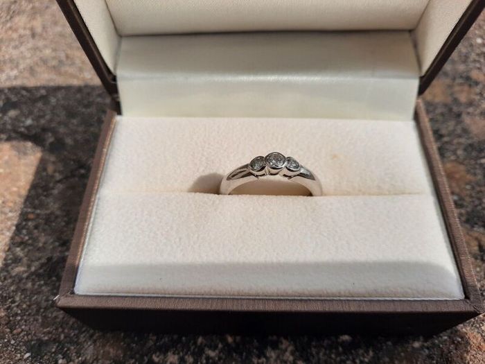 18ct white gold diamond ring 3 stones