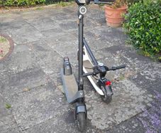 escooter Niu KQI2 one in white and one in black