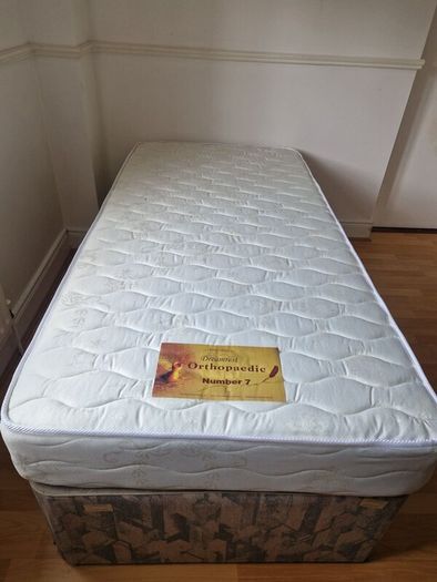 Single bed (new mattress)