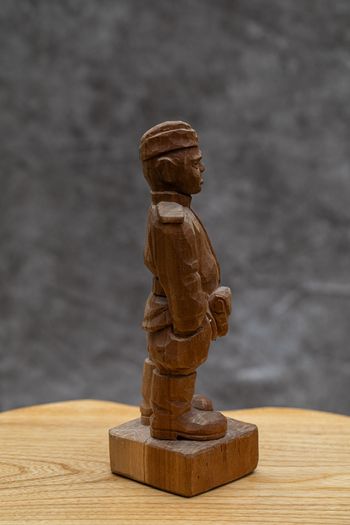Sculptures, portraits made of wood.