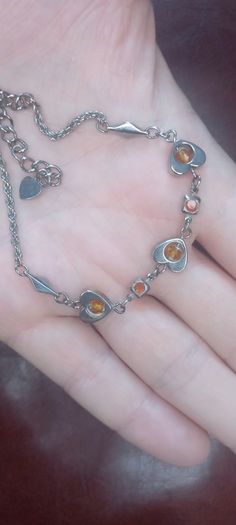 Vintage jewelry is sold individually for 5 to 10 euros