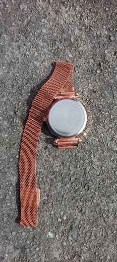 Vintage jewelry is sold individually for 5 to 10 euros.