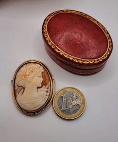 Very 9ct gold cameo pendant brooch
