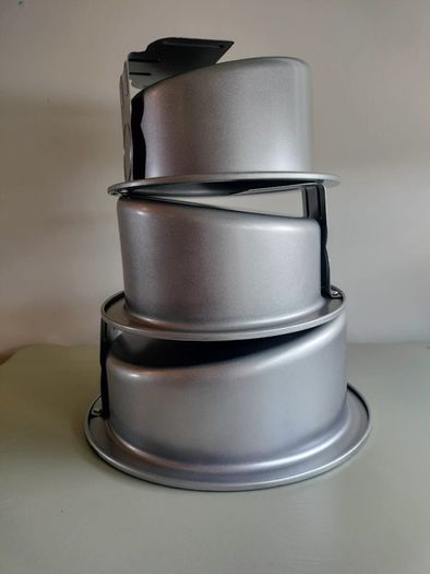 Novelty cake tins