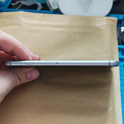 Apple iPhone 6s - 32GB - Space Gray - Cracked Screen - 3 Network - Activation Locked (For Parts / Repair)