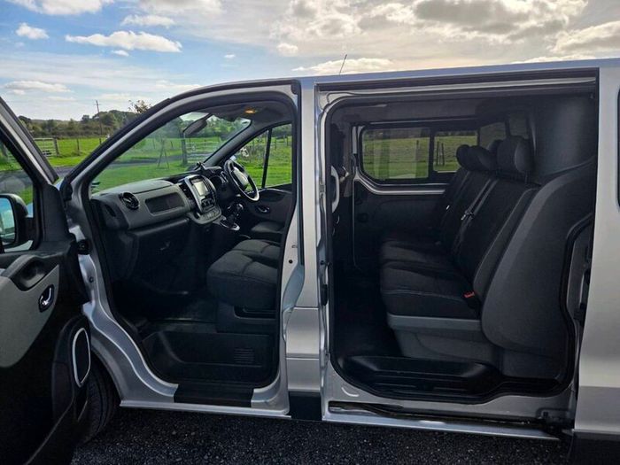 Renault trafic crew cab van