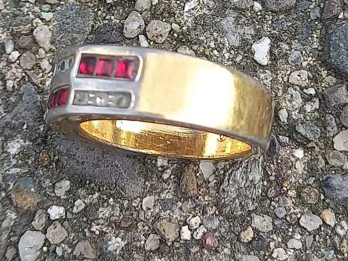 Vintage jewelry is sold individually for 5 to 10 euros