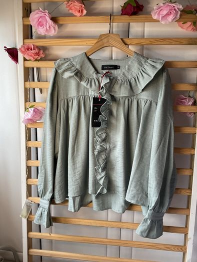 blouse Bnwt frilled collar blouse dipped back hem short feminine baloot size small (12) due to style