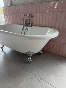 Freestanding bath