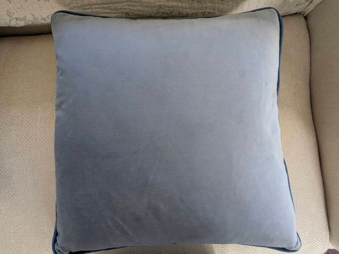 Four bespoke blue cushions, 30 euro per piece