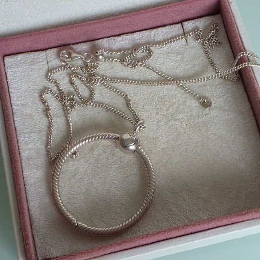Pandora large O pendant necklace size ajustable. Very good condition