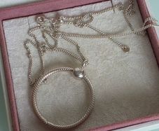 Pandora large O pendant necklace size ajustable. Very good condition