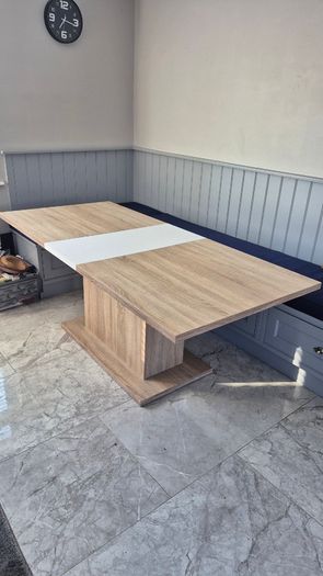Dining Table in very good condition