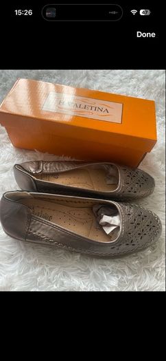 1,000  pairs of women's shoes