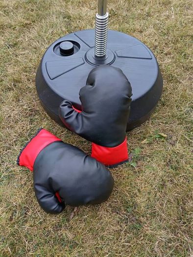 Freestanding boxing bag and boxing gloves