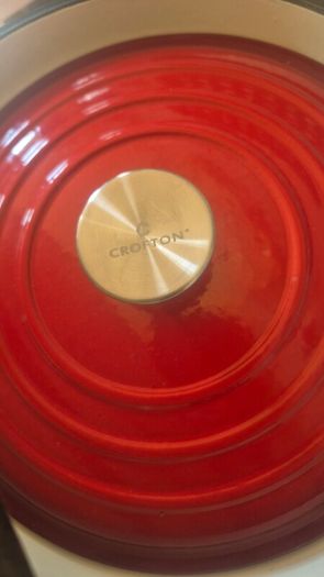 2x Crofton iron cast casserole pots in red