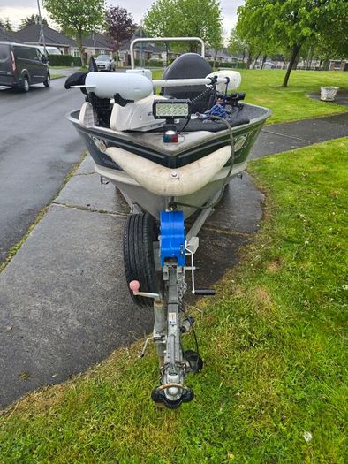 Boat "Lund 16ft Predator fishing boat with Livescope LVS32"