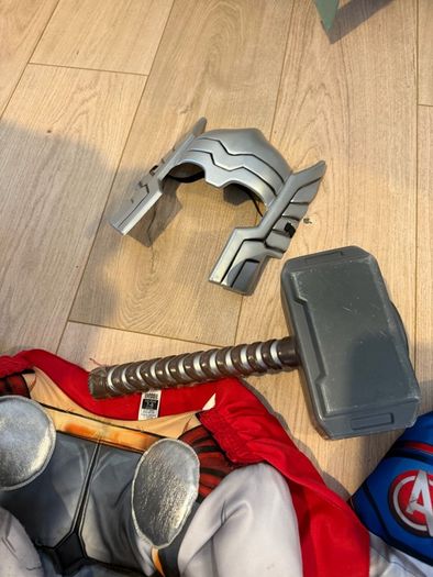 7-8 costumes Thor & Captain america