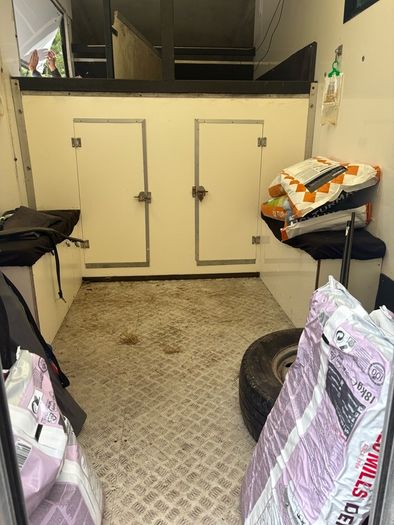132 Renault master 3.5 horse van