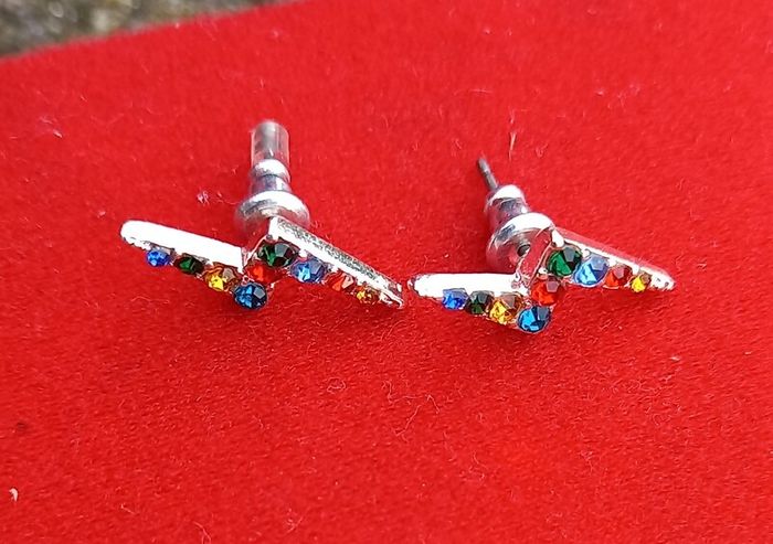 Vintage jewelry is sold individually for 5 to 10 euros