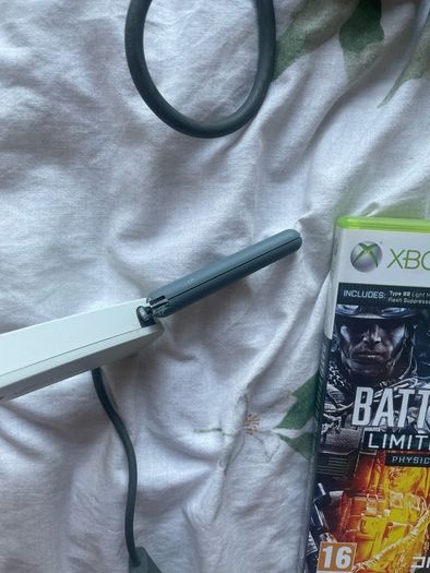 Xbox 360 60GB White Bundle - Refurbished Controller and 8 Games