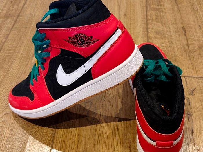 Nike Air Jordan 1  Mid:    SIZE US 10.5 / UK 9.5