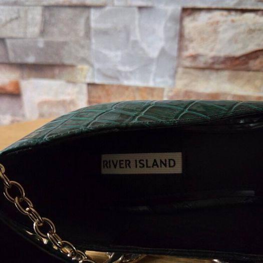BNWT Green heels with gold ankle chains, size 6